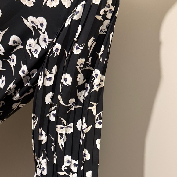 Ann Taylor Black and White Floral Blouse - Picture 5 of 6